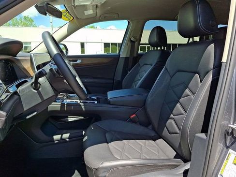 Used 2025 Volkswagen Atlas SE AWD/4WD image 16