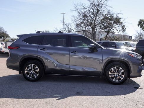 Used 2020 Toyota Highlander XLE image 5