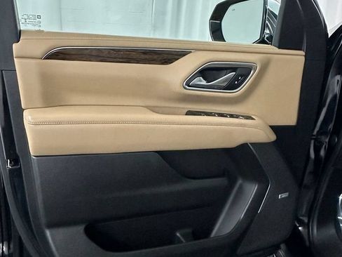 Used 2022 Chevrolet Suburban Premier w/ Premium Package AWD/4WD image 8