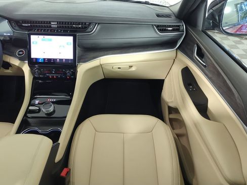 Used 2025 Jeep Grand Cherokee L Limited image 16