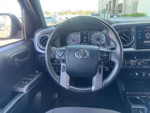Used 2018 Toyota Tacoma TRD Sport AWD/4WD image 9