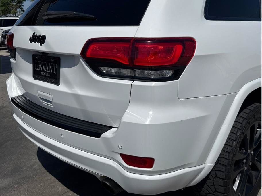 Used 2017 Jeep Grand Cherokee Altitude RWD image 12