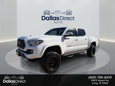 Used 2020 Toyota Tacoma TRD Sport w/ Technology Package image 2