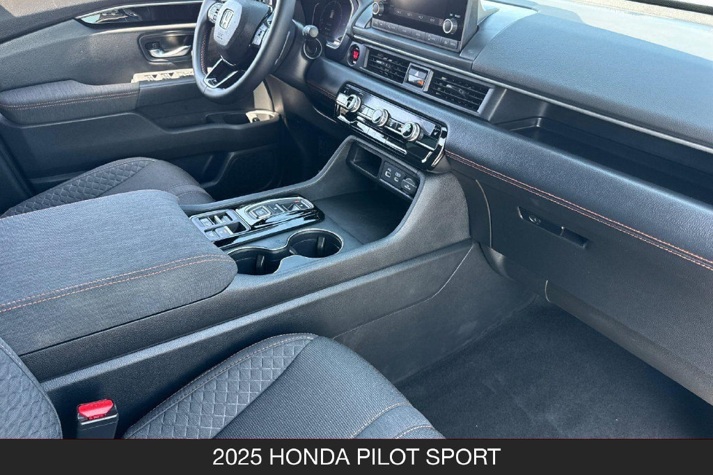 Used 2025 Honda Pilot Sport image 30