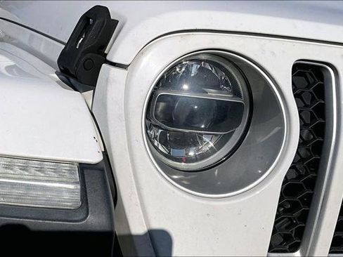 Certified 2020 Jeep Gladiator Overland AWD/4WD image 29