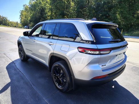 New 2025 Jeep Grand Cherokee Altitude image 7