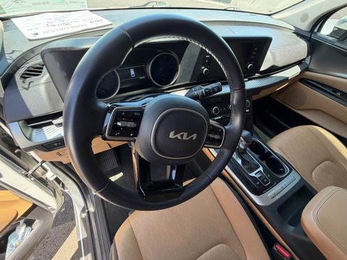 Used 2023 Kia Carnival LX FWD image 7
