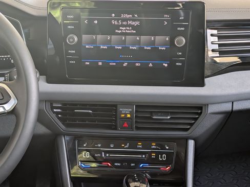 Used 2025 Volkswagen Jetta SE w/ Sunroof Package FWD image 26