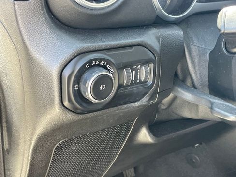 Used 2020 Jeep Wrangler Unlimited Sahara image 6
