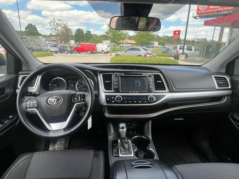Used 2017 Toyota Highlander Plus w/ Carpet Mat Package AWD/4WD image 12