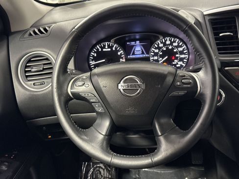 Used 2019 Nissan Pathfinder SV AWD/4WD image 17