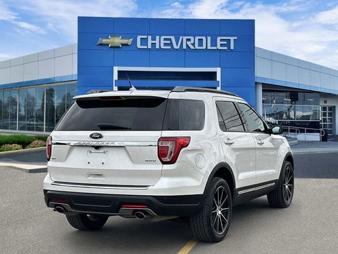 Used 2018 Ford Explorer XLT w/ Equipment Group 202A AWD/4WD image 4
