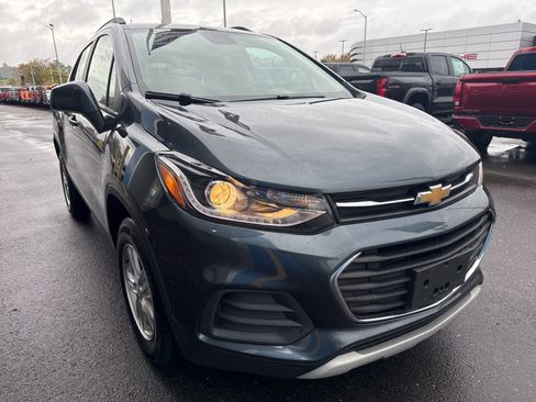 Used 2022 Chevrolet Trax LT w/ LT Convenience Package image 4