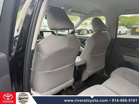Used 2023 Toyota Highlander LE AWD/4WD image 16