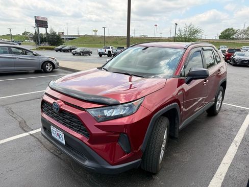 Used 2019 Toyota RAV4 LE image 2