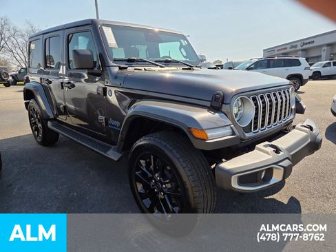 Used 2025 Jeep Wrangler Unlimited Sahara AWD/4WD image 18