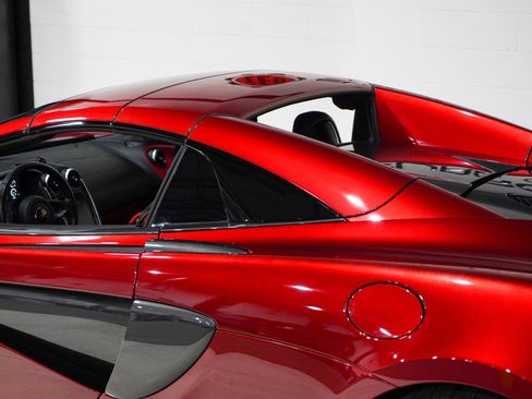 Used 2018 McLaren 570S Spider image 39