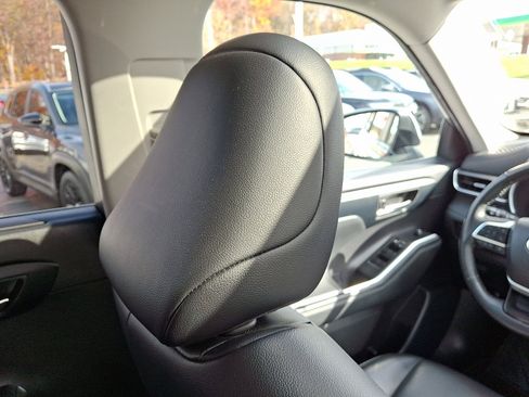Used 2023 Toyota Highlander L image 13
