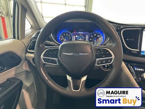 Used 2023 Chrysler Pacifica Touring-L image 6