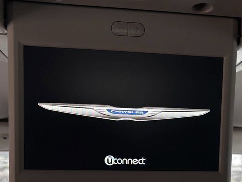 Used 2016 Chrysler Town & Country Touring image 14