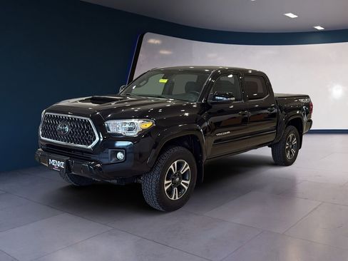 Used 2018 Toyota Tacoma TRD Sport AWD/4WD image 3