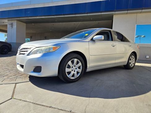 Used 2011 Toyota Camry LE image 2
