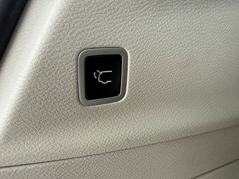 Used 2023 Chrysler Voyager LX FWD image 19