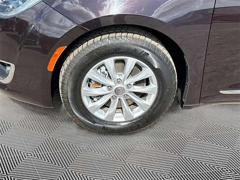Used 2018 Chrysler Pacifica Touring-L image 36