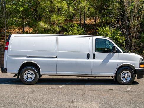 Used 2019 Chevrolet Express 3500 Extended w/ Driver Convenience Package RWD image 4