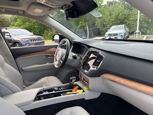 Used 2022 Volvo XC90 T6 Momentum w/ Advanced Package image 13