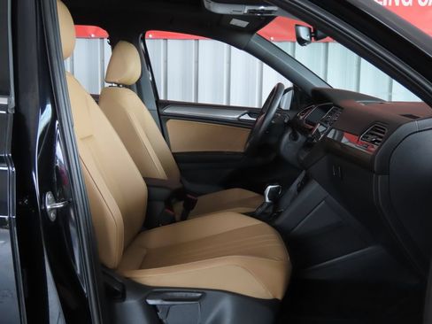 Used 2023 Volkswagen Tiguan SE w/ Panoramic Sunroof Package FWD image 34