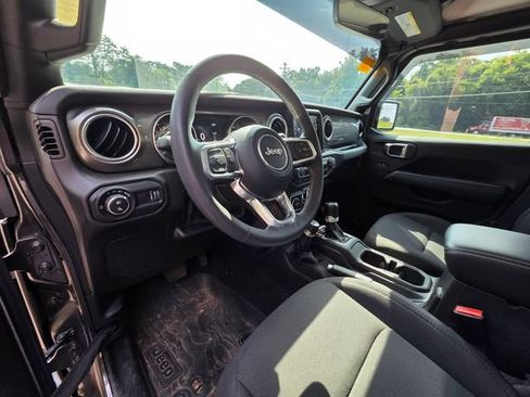 Used 2023 Jeep Gladiator Overland w/ Cold Weather Group AWD/4WD image 16