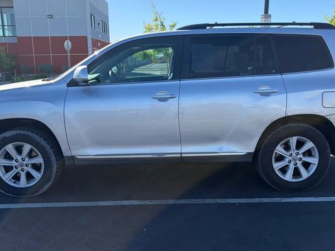 Used 2012 Toyota Highlander SE w/ Tow Pkg AWD/4WD image 2