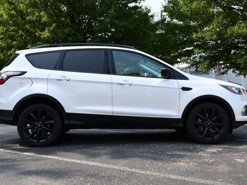 Used 2017 Ford Escape SE w/ SE Sport Appearance Package FWD image 8