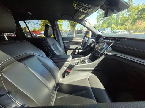 Used 2025 Jeep Grand Cherokee Limited w/ Black Appearance Package image 8