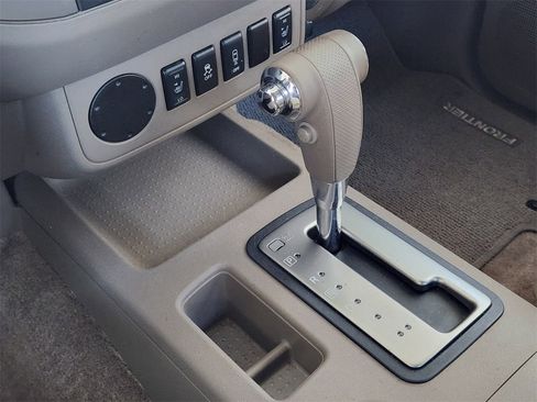 Used 2014 Nissan Frontier SL image 19