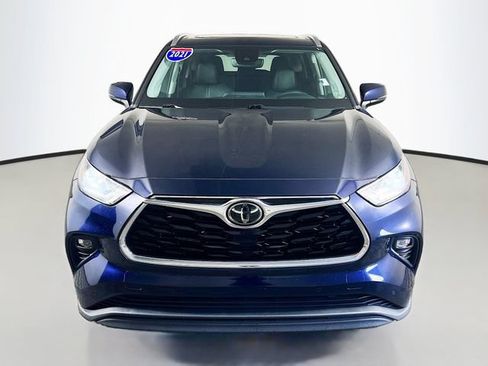 Used 2021 Toyota Highlander Limited FWD image 3