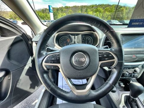 Used 2016 Jeep Cherokee Latitude w/ Comfort/Convenience Group AWD/4WD image 19