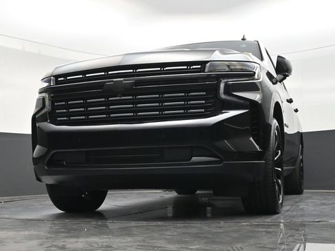 Used 2024 Chevrolet Suburban Premier w/ Premium Package RWD image 28