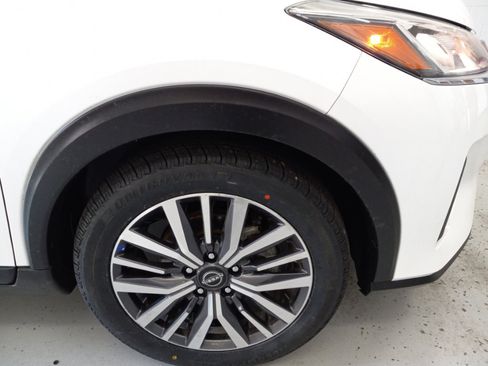 Used 2024 Nissan Kicks SV FWD image 3