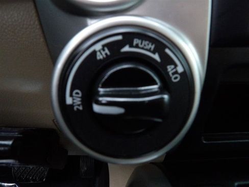 Used 2017 Nissan Titan SV image 22