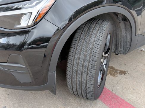 Used 2025 Volvo XC40 B5 Core image 12