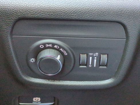 New 2025 Jeep Grand Cherokee Altitude image 18