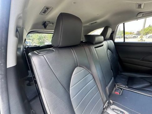 Used 2023 Toyota Highlander XLE AWD/4WD image 9