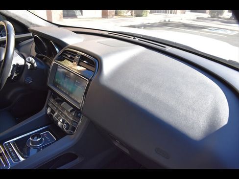 Used 2019 Jaguar F-PACE Premium image 36