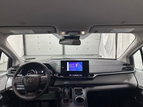 Used 2025 Toyota Sienna LE image 42
