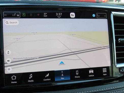 Used 2024 Chrysler Pacifica Limited w/ Trailer Tow Group FWD image 11