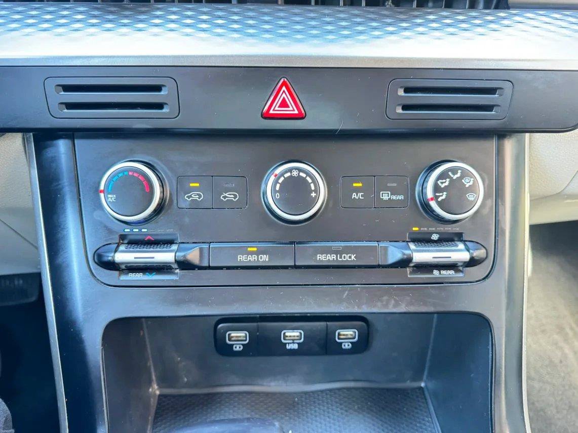 Used 2022 Kia Carnival LX FWD image 19