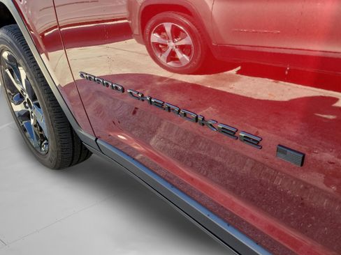 Used 2025 Jeep Grand Cherokee Altitude RWD image 30