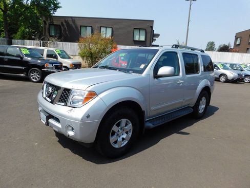 Used 2005 Nissan Pathfinder SE Off-Road w/ (P01) SE Off-Road Premium Pkg AWD/4WD image 4
